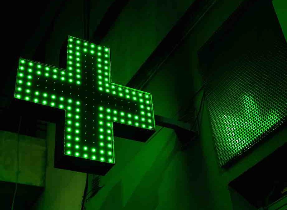 Come scegliere la migliore croce a LED per farmacie: i 5 punti